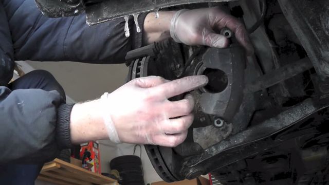 Замена передних тормозных колодок на сузуки sx4 своими руками Замена передних тормозных колодок на сузуки sx4 своими руками