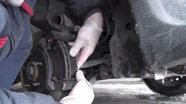 Замена передних тормозных колодок на сузуки sx4 своими руками Замена передних тормозных колодок на сузуки sx4 своими руками