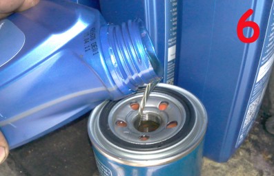 Заливание масла в новый фильтр Наполнение маслом нового фильтра