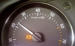 По какой причине может горит датчик аккумулятора