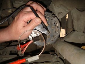 По какой причине может горит датчик аккумулятора