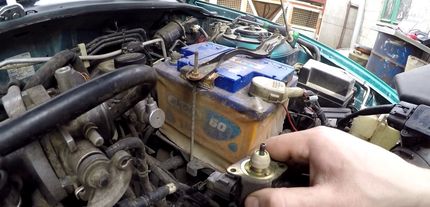 Двигатель глохнет на холодную