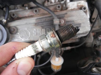 Заливает свечи на холодную