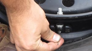 На какой частоте работают датчики давления в шинах