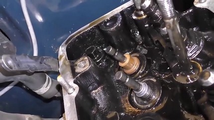 Установленный сальник направляющей клапана Вид на установленный сальник направляющей клапана мотора ВАЗ 2104