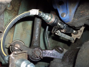 Как заменить цилиндр и шланг сцепления автомобиля ВАЗ-2121