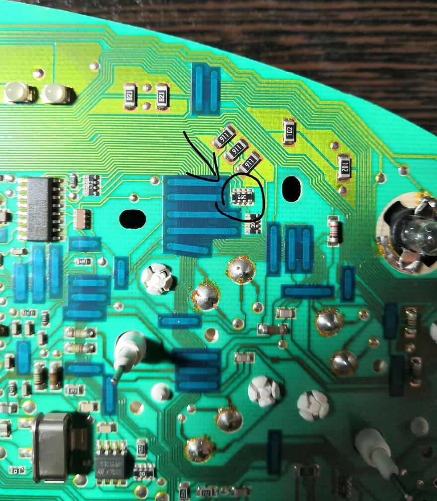 Криво припаянный резистор на плате панели VDO
