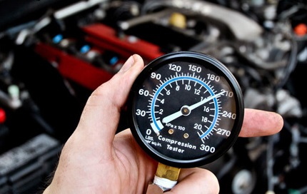 Проверка компрессии двигателя компрессометром и без