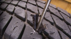 Ремонтируем проколотую шину — тест 16 ремкомплектов и советы ЗР