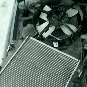 Замена радиатора Mazda Verisa