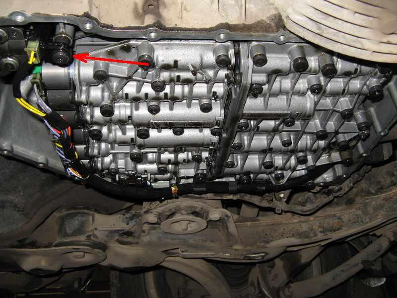 Очистка плиты управления Коробка автомат 01V, подмена масла