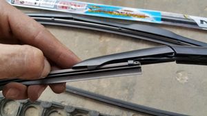 Замена резинки дворника