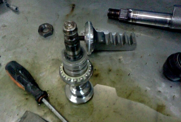 червячный вал и поршень толкающий вал сошки