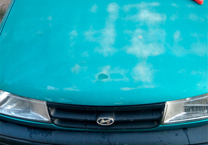 Капот автомобиля до обработки силиконом