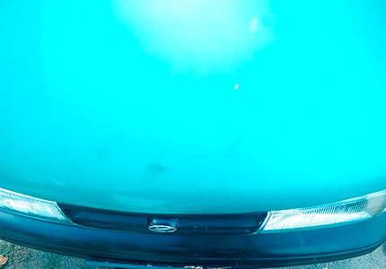 Капот автомобиля после обработки силиконом