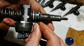 Снятие насос-форсунки на двигателе 1.9 л TDI BKC