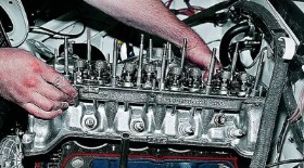 Установка головки блока цилиндров на двигателе 1.4 л 16V (BCA)