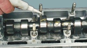 Установка корпуса распредвалов на двигателе 1.4 л 16V (BCA)