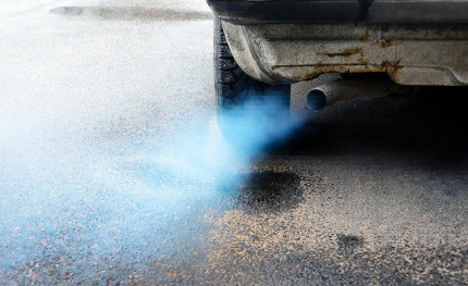 Сизый дим из выхлопной