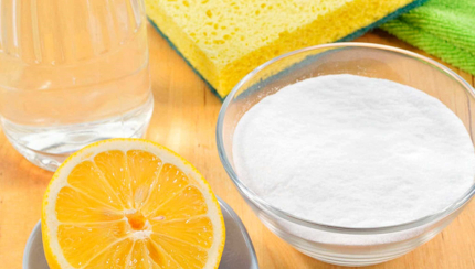 Смесь крахмала с лимонным соком для внутренней стороны стекла