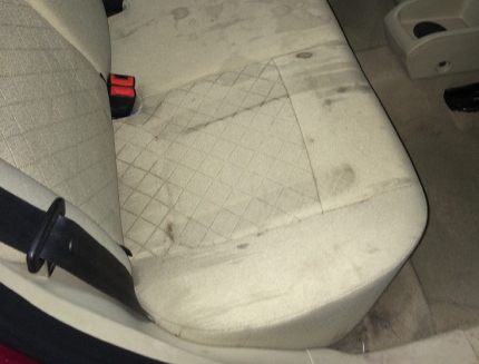 Обивка салона с пятнами от напитков до чистки крахмалом