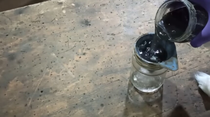 Процеживание мутного расствора через ватный диск