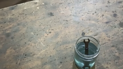 Ключ погружен в расствор