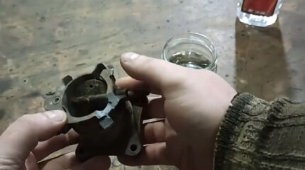 Часть старого карбюратора для извлечения цинка