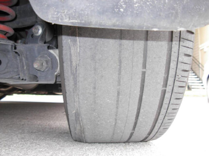 Износ внутренней части шины Сильный износ на внутренней стороне покрышки