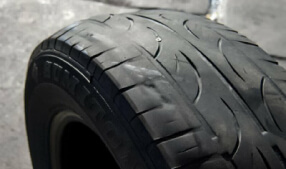 Ямки на автомобильной шине Впадины на автомобильной покрышке