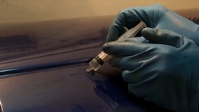 Нанесение лака после покраски