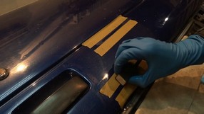 Процесс шлифовки лака