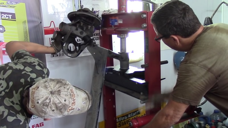 Замена сайлентблоков Шевроле Авео Замена сайлентблоков Шевроле Авео