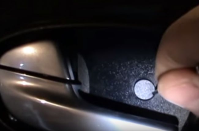 Как снять стекло двери при демонтаже обшивки двери на Ford Mondeo 4