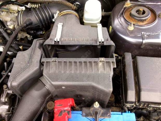 замена воздушного фильтра двигателя автомобиля Mitsubishi Lancer 9