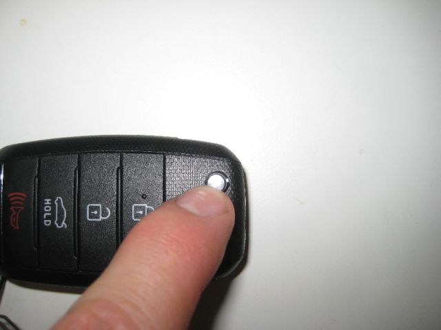 как поменять батарейку в брелке kia