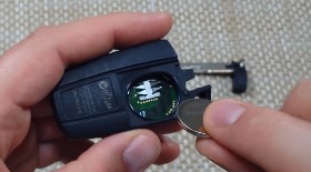 Как заменить батарейку в брелке ключа BMW