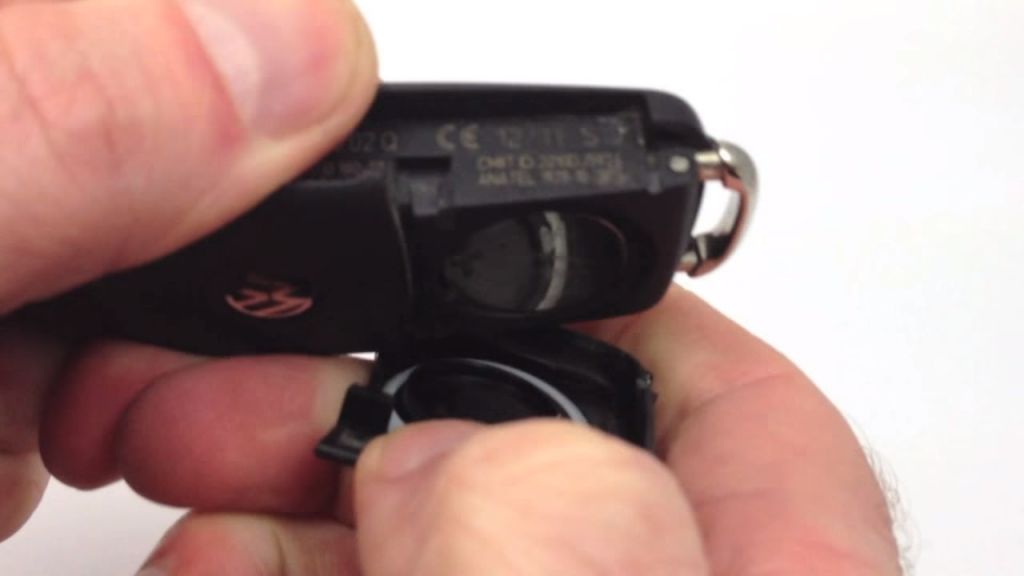 Как поменять батарейку в ключе фольксваген пассат б8 видео