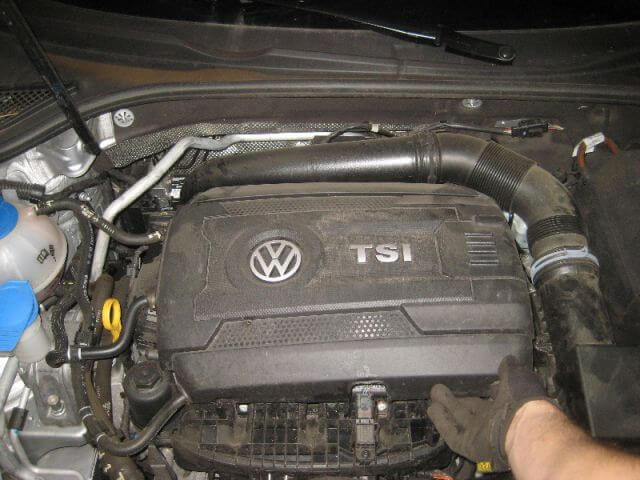 Как выкрутить свечу зажигания из 1.8 tsi руководство