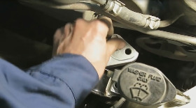 Замена правой опоры двигателя Toyota Vitz P10