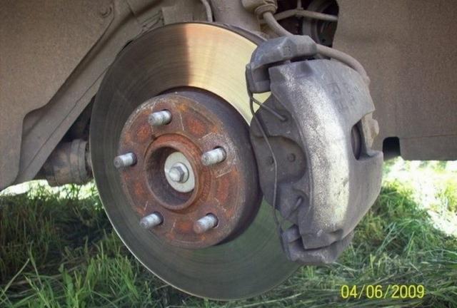Самостоятельная замена тормозных колодок и дисков на Ford Focus II