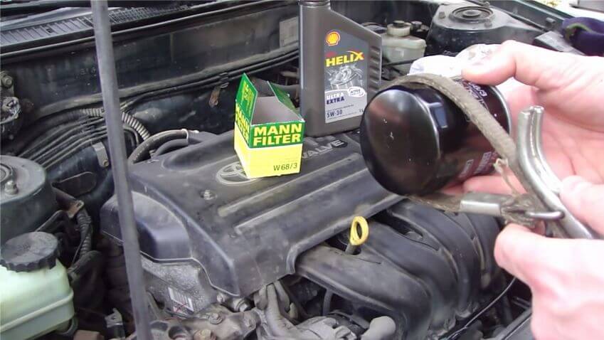 Инструкция по самостоятельной замене масла в двигателе автомобиля «Toyota Corolla»