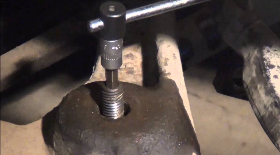 Демонтаж передней стойки амортизатора на Волга Сайбер